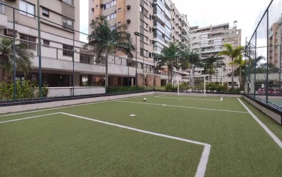 4-bedroom apartment with a glass-enclosed balcony — photo 36