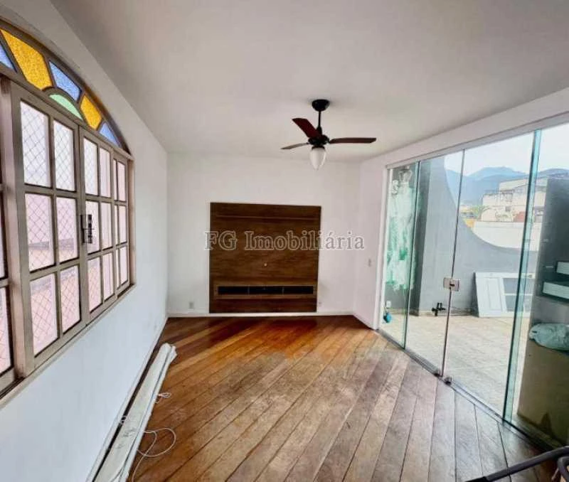 Casa com 5 quartos, cozinha a gás e 1 vaga — photo 2