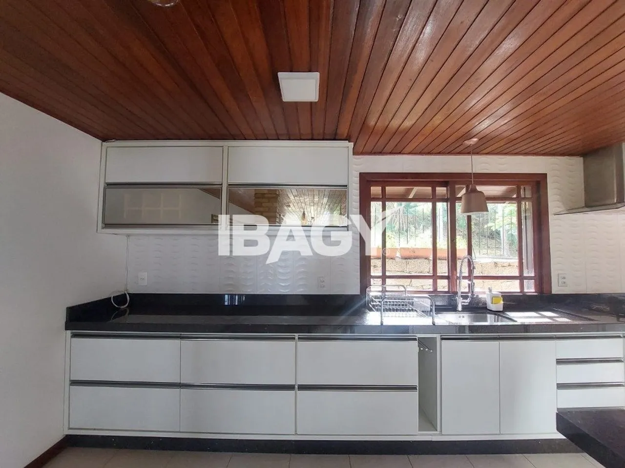 House with 5 bedrooms and an open kitchen with gas stove — photo 8