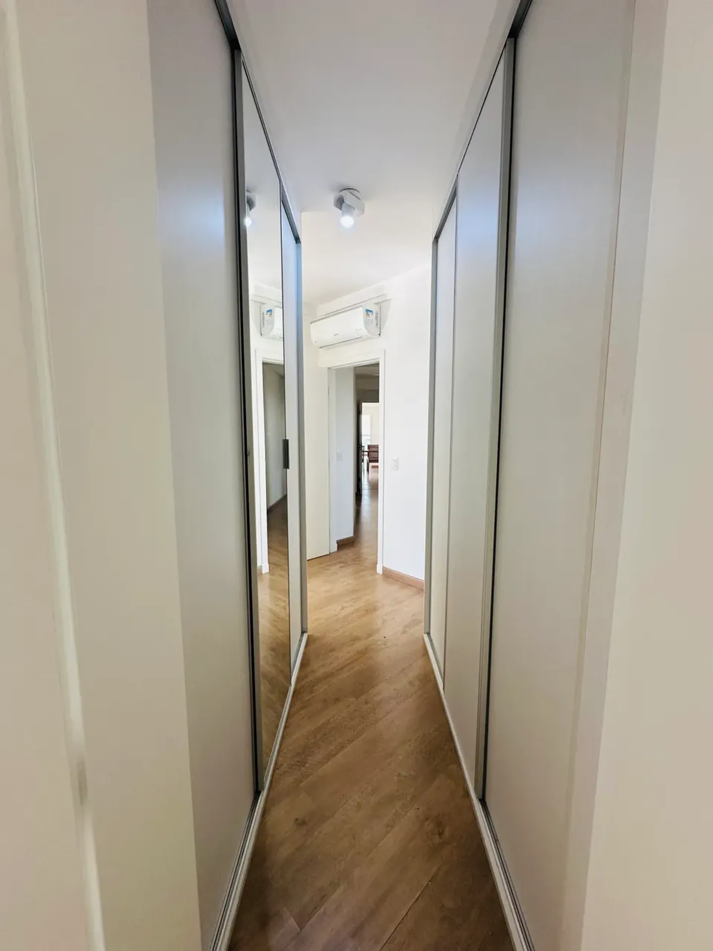 4-bedroom apartment in a building with a gym — photo 30