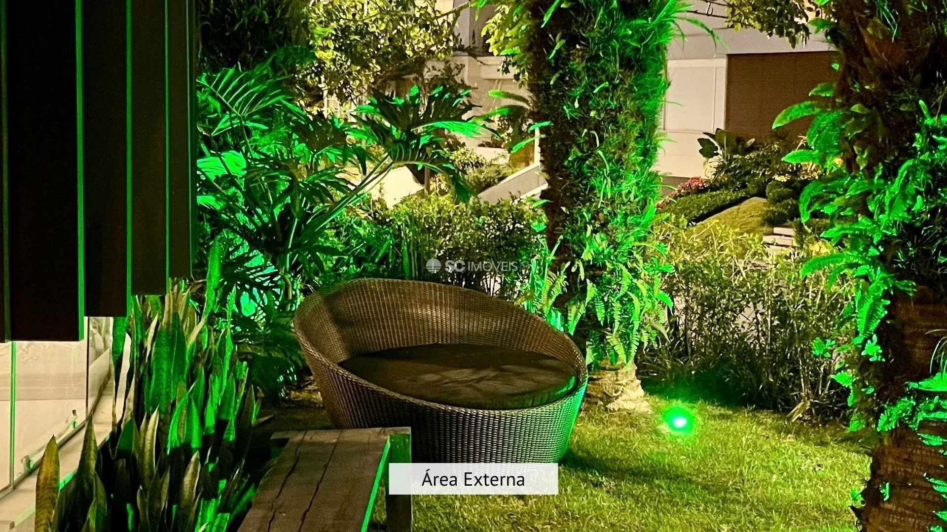 Casa mobiliada com 5 suítes e piscina aquecida