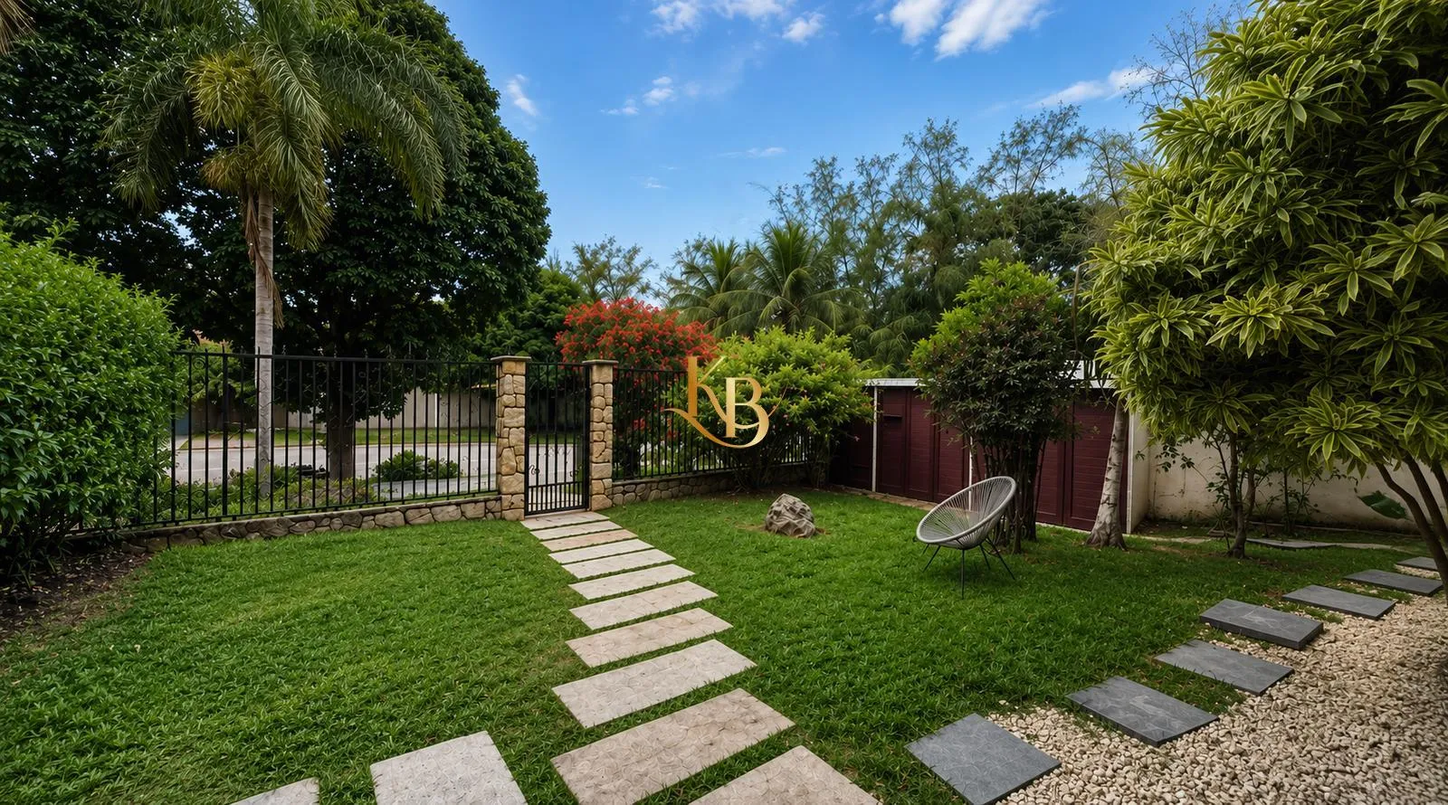 House with 5 bedrooms and a closed separate kitchen — photo 33