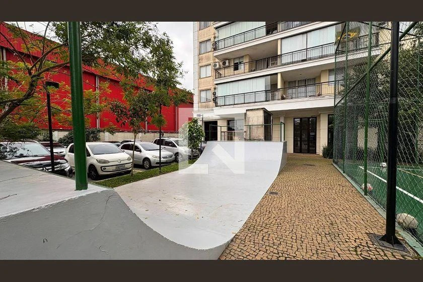 2-bedroom apartment in a building with a gym — photo 9