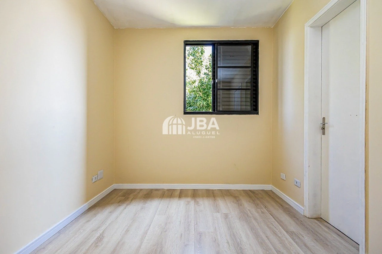 Wood or laminate floors in a 2-bedroom apartment, 68 m² — photo 3