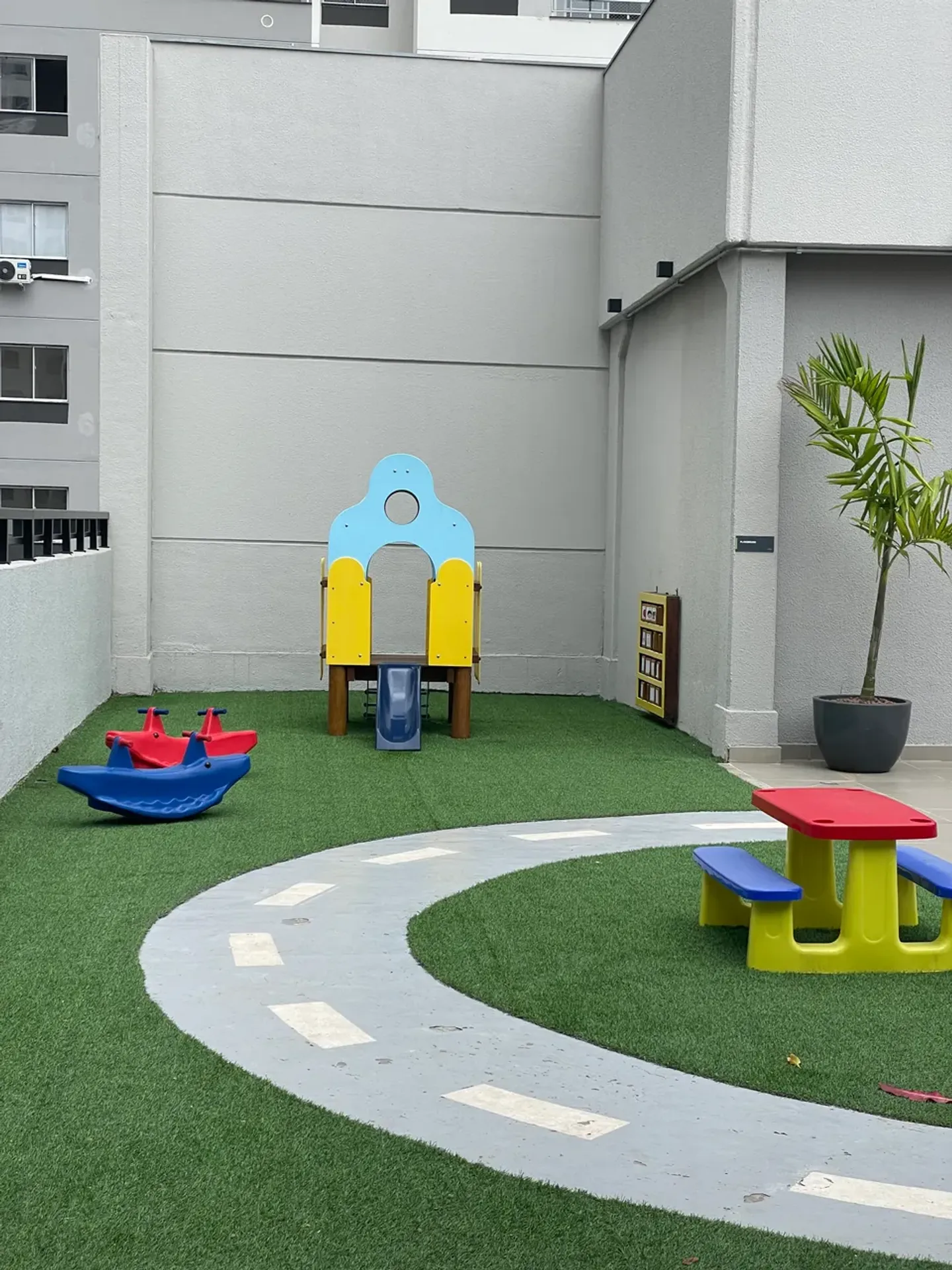 Apartamento de 2 quartos com piso de madeira ou laminado — photo 21