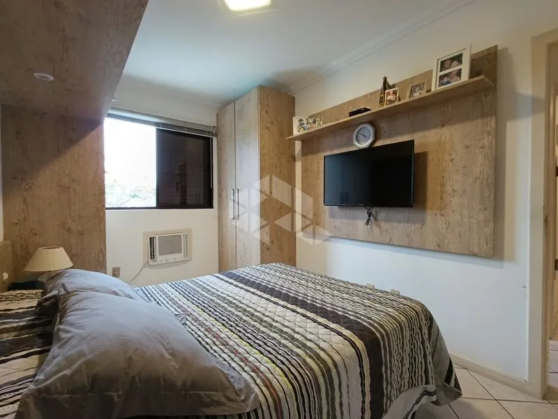 Balcony with a grill in a 3-bedroom apartment, 80 m² — photo 5