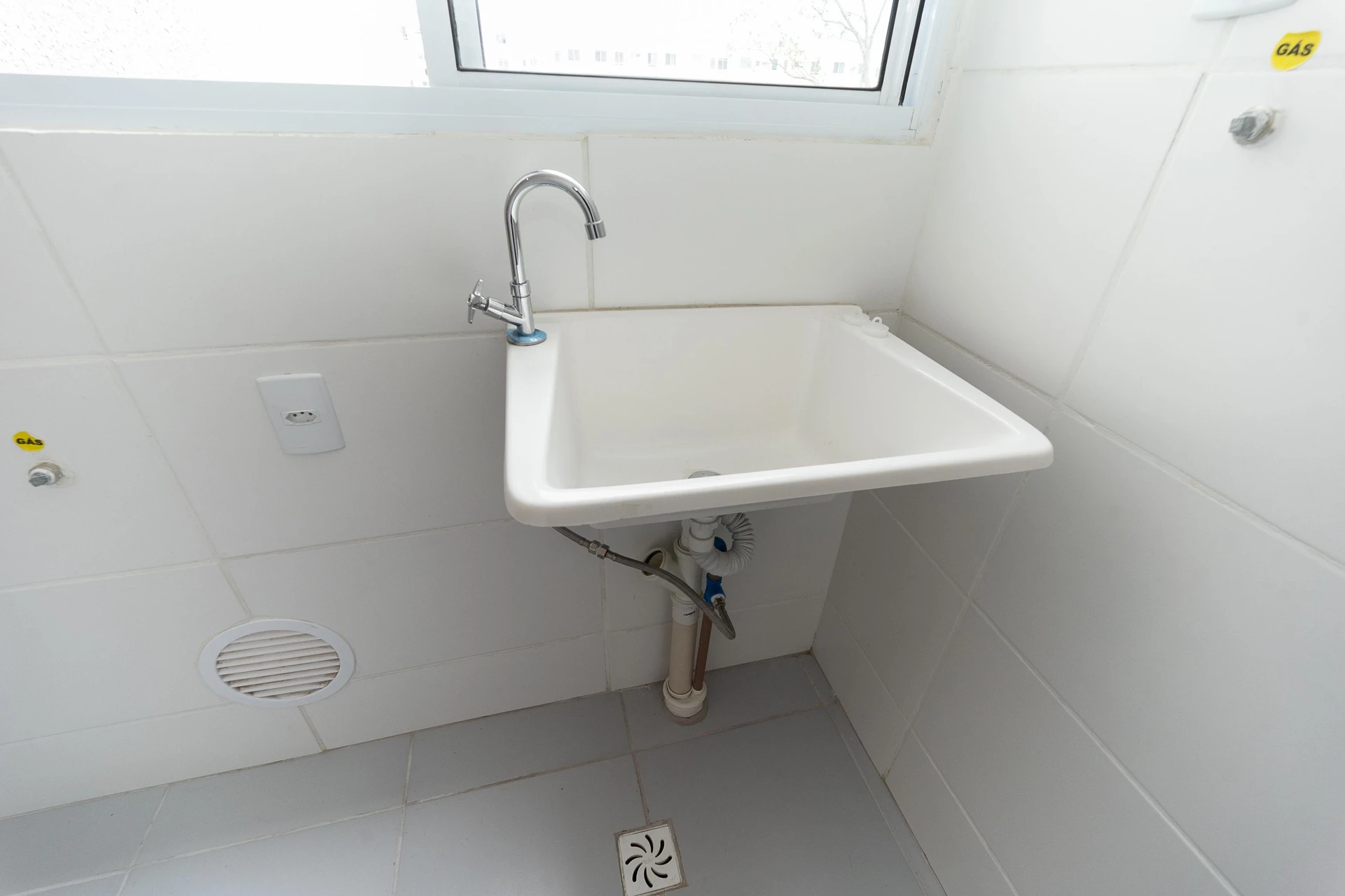 2-bedroom apartment in a building with a pool — photo 19