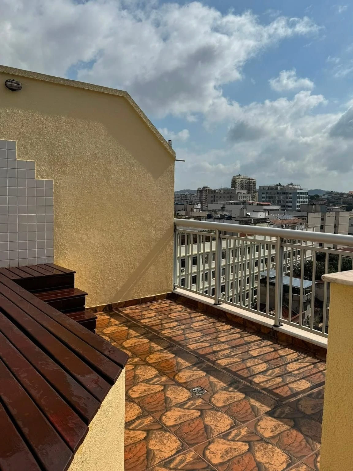Apartment with 3 bedrooms and 4 bathrooms, balcony sink — photo 23