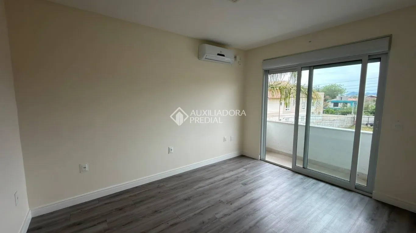 Balcony with a grill in a 4-bedroom house, 120 m² — photo 6