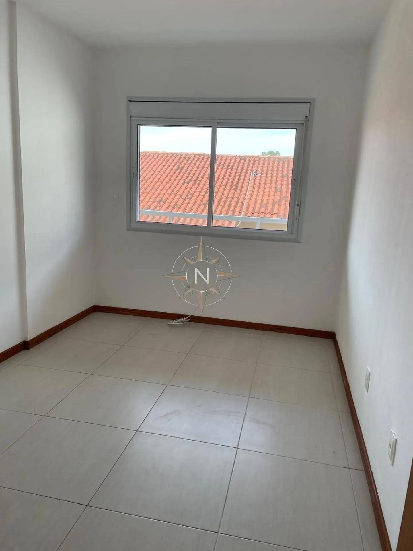 Balcony with a grill in a 2-bedroom apartment, 81 m² — photo 9