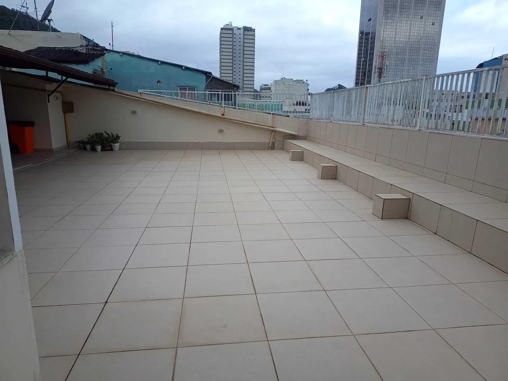 Balcony with a grill in a one-bedroom apartment, 30 m² — photo 15