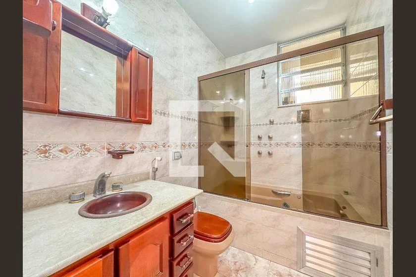 3-bedroom apartment with a bathtub — photo 9