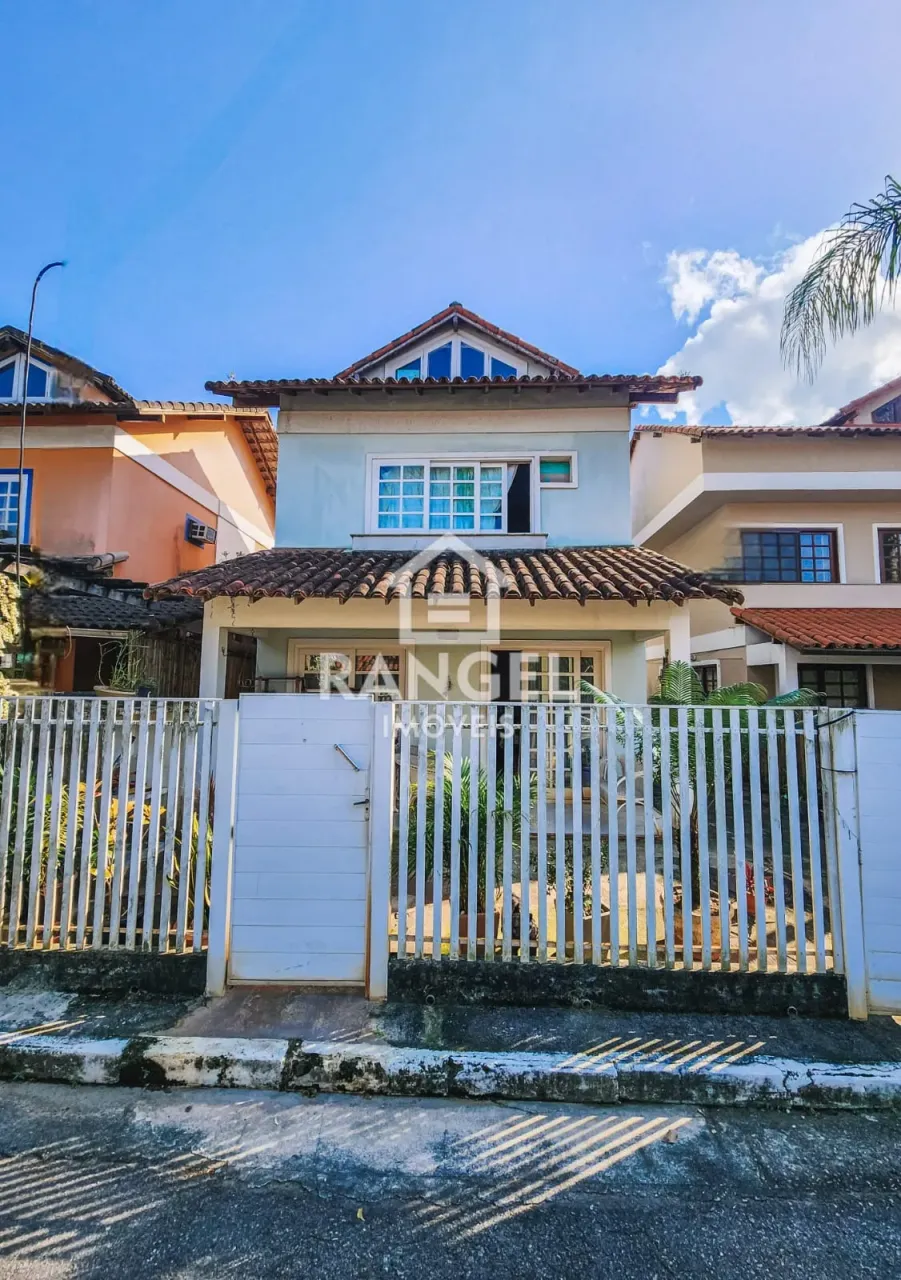Casa com 5 quartos e 5 banheiros, em condomínio fechado
