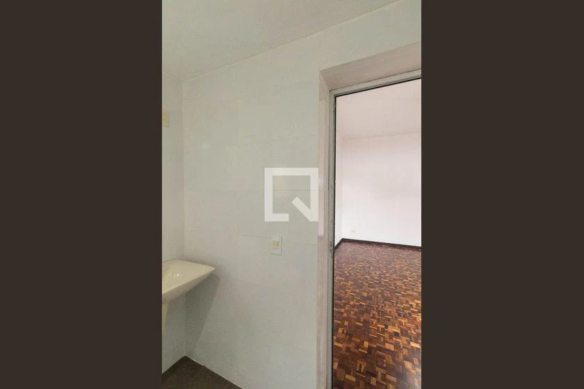 3-bedroom house with wood or laminate floors in Curitiba — photo 35