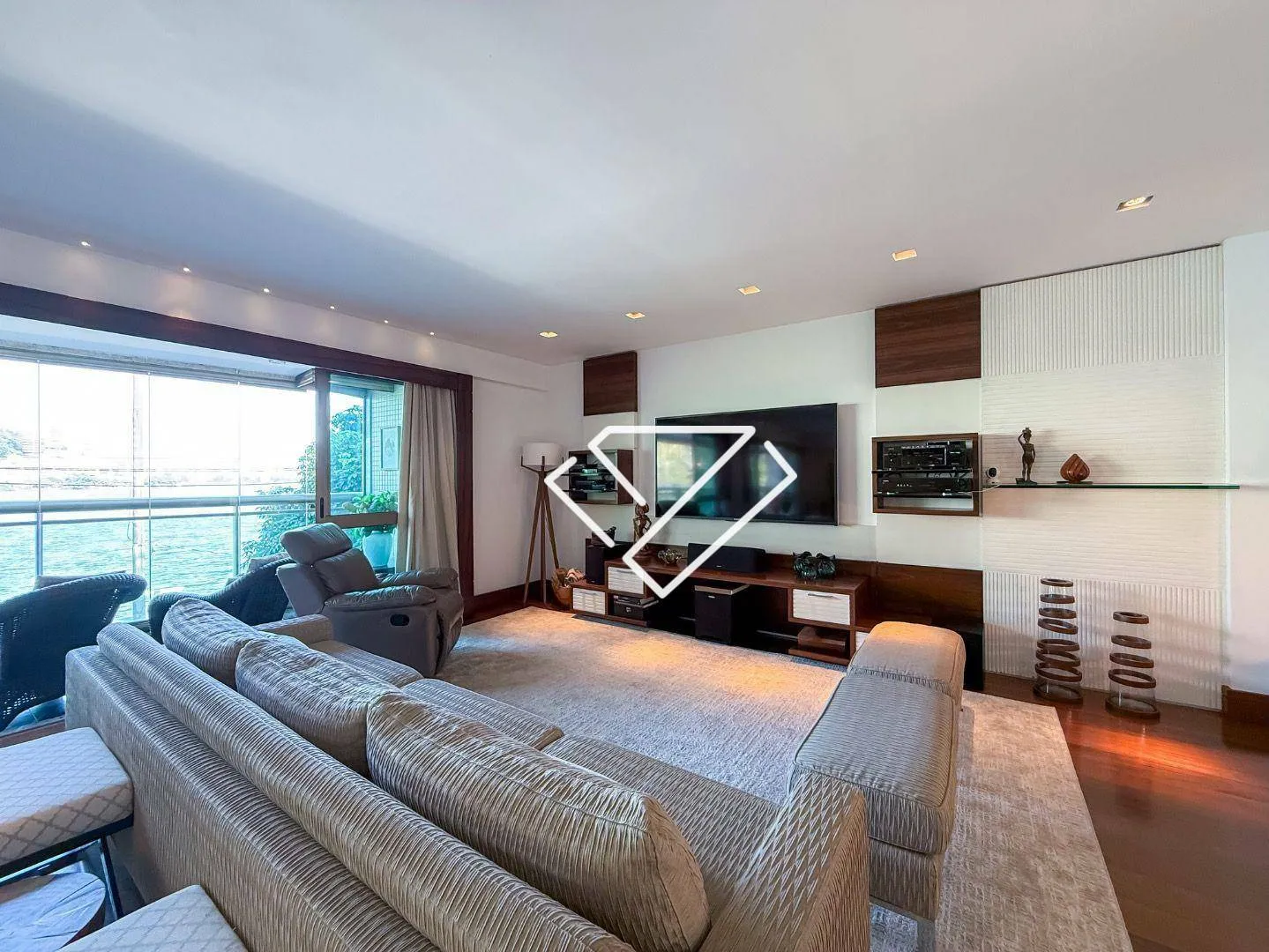 Furnished apartment with 4 en-suites and 258 m² — photo 11
