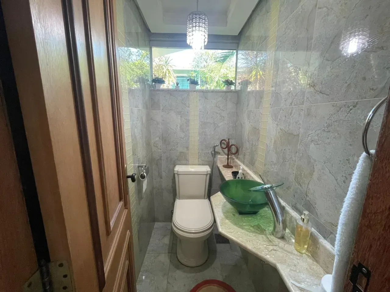 House with 4 bedrooms and 5 bathrooms, floor-to-ceiling windows — photo 14