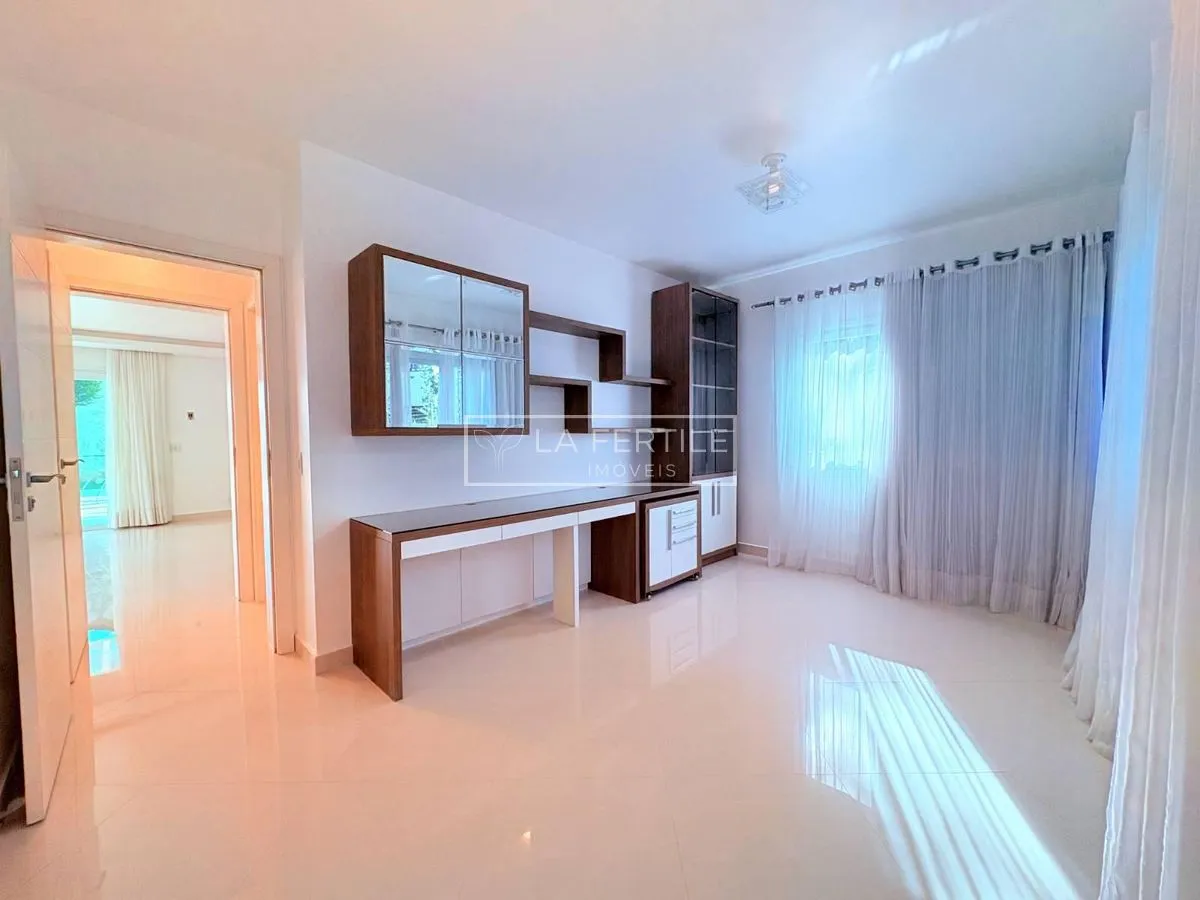 Будинок на 5 спалень із 2 ванними при кімнаті, 400 м² — photo 13