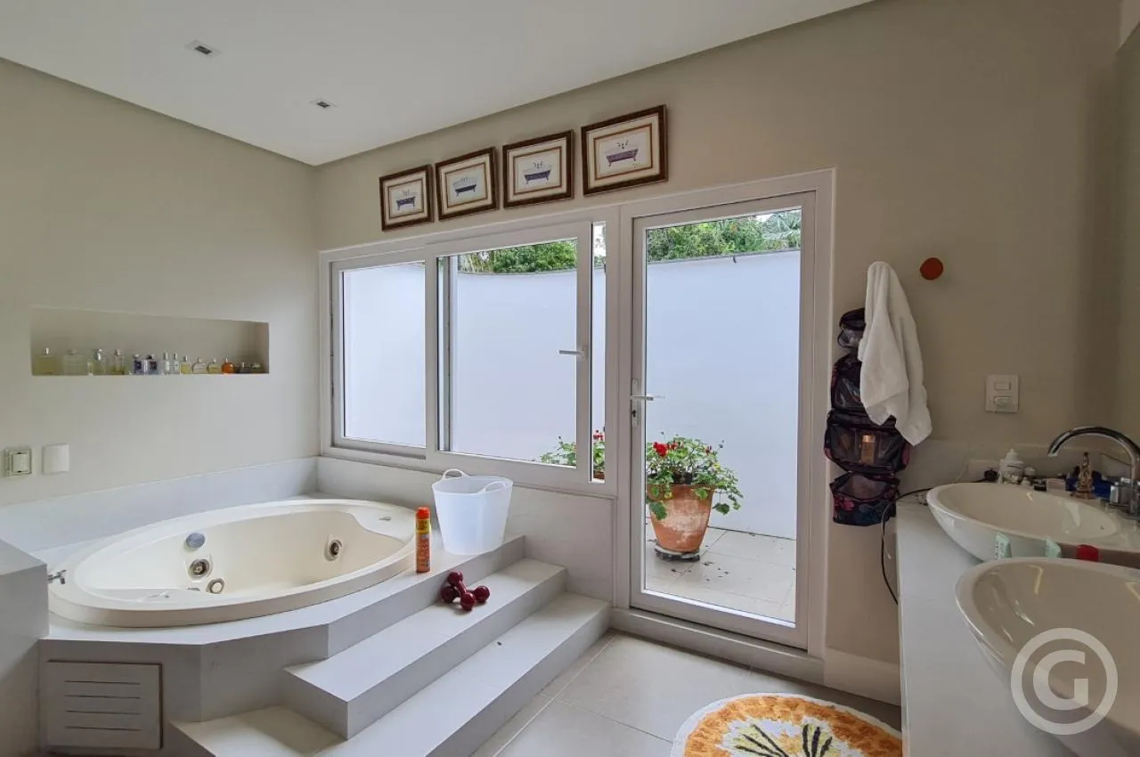 Casa com 550 m² e 4 quartos com cozinha integrada — photo 3