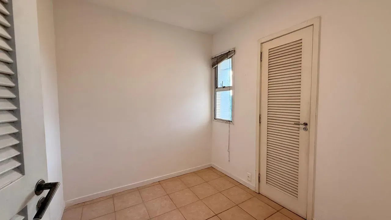 Apartment with 3 suites and a closed kitchen — photo 14