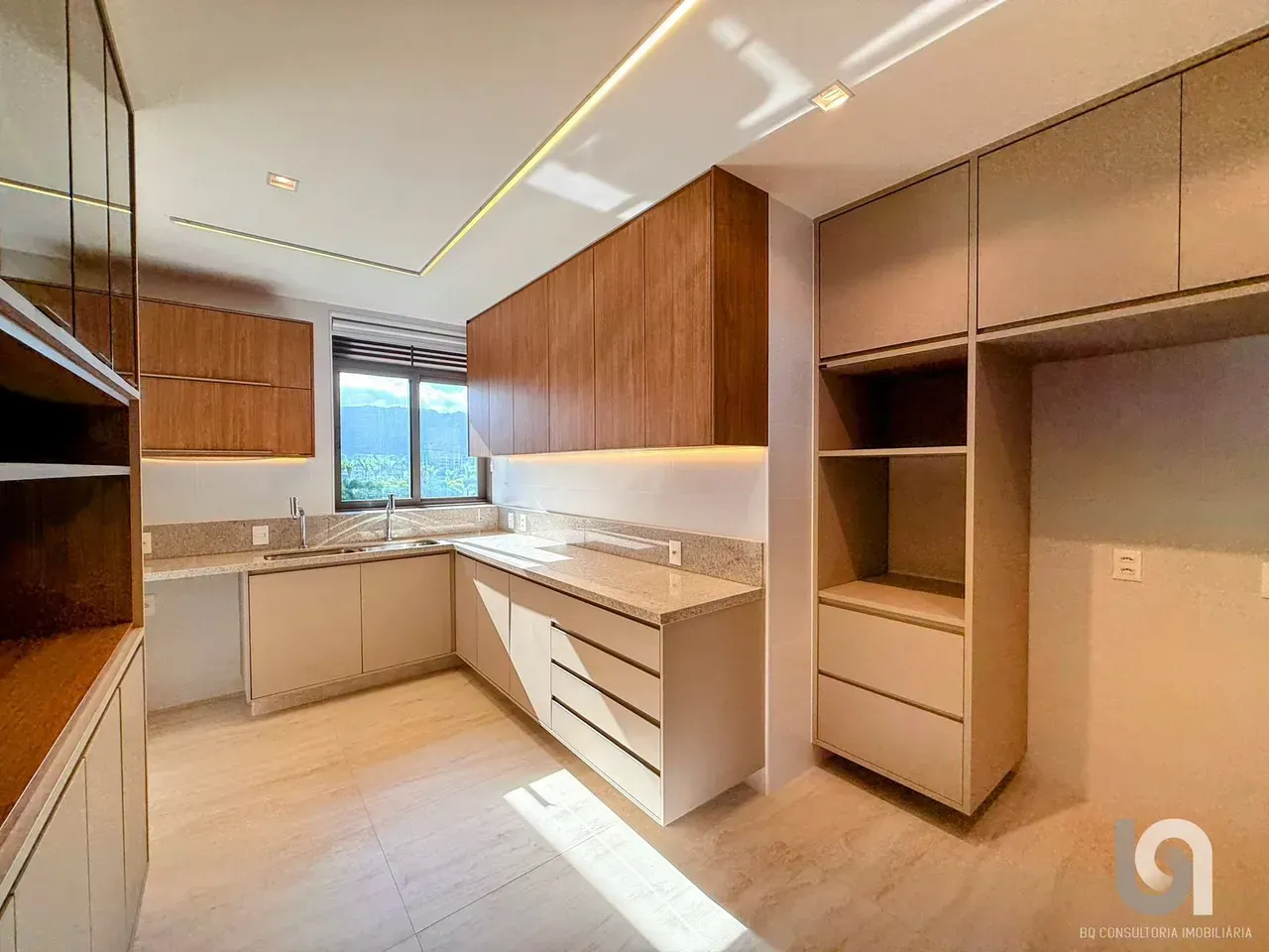 Apartamento com 4 dormitórios e 5 banheiros, 231 m² — photo 10