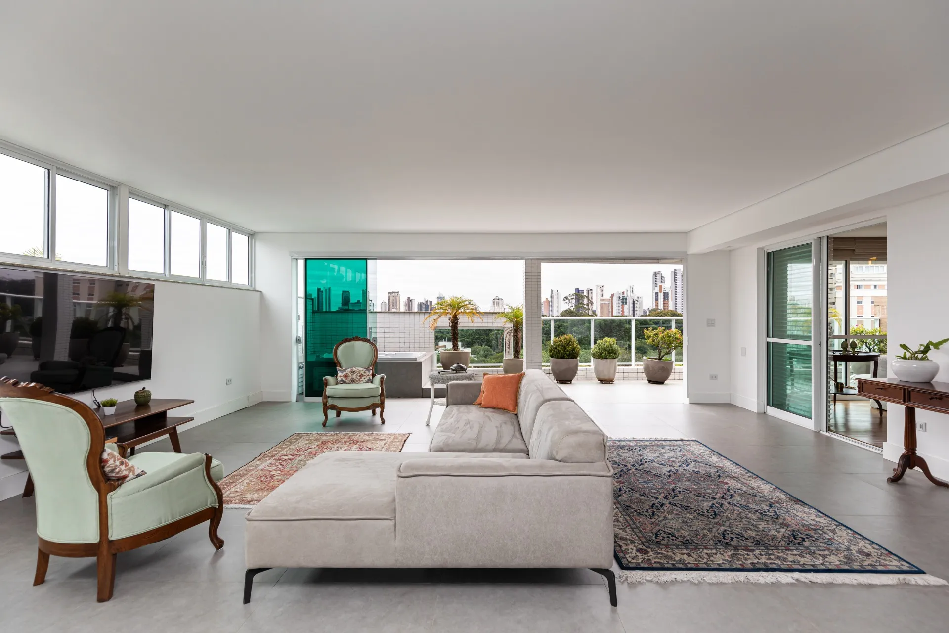 Apartment 432 m² with 3 bedrooms and an open-plan kitchen — photo 4