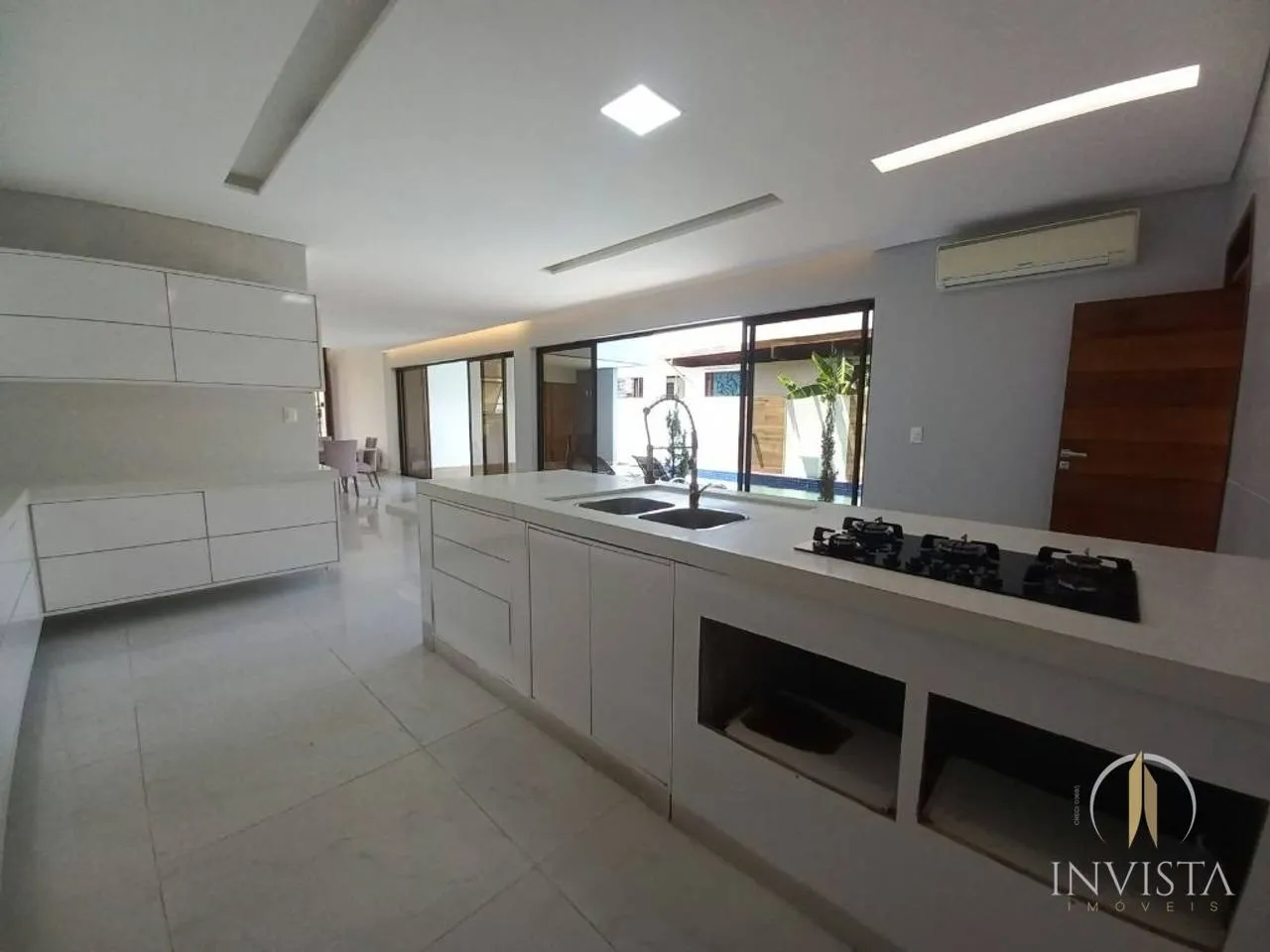 Furnished house, 481 m², with floor-to-ceiling windows — photo 24