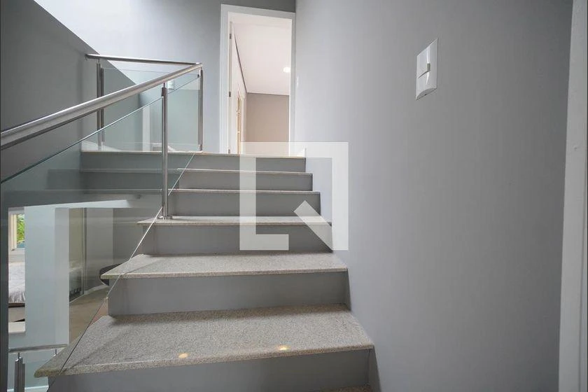 Floor-to-ceiling windows in a 4-bedroom house, 300 m² — photo 35