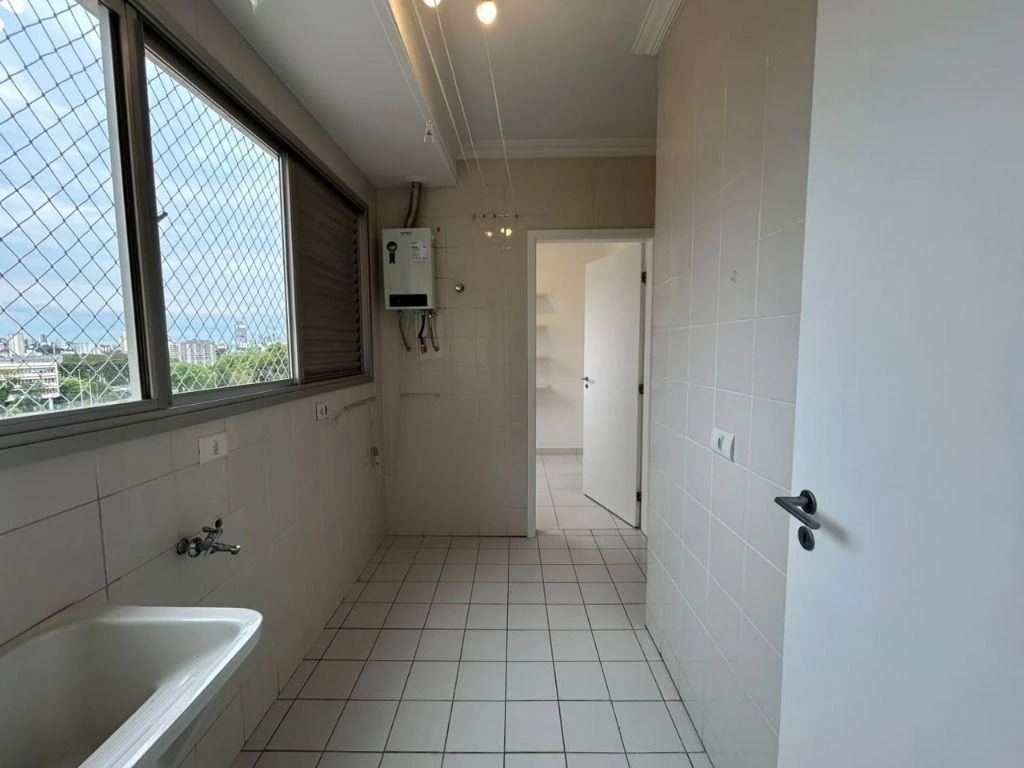 3-bedroom apartment with a home office in Curitiba — photo 33