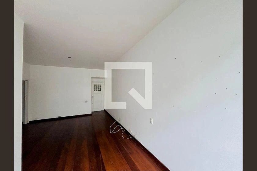 3-bedroom apartment with wood or laminate floors — photo 21
