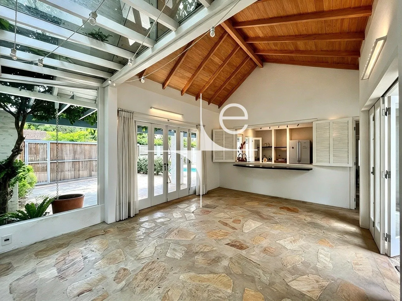 Water view in a 3-bedroom house, 220 m² — photo 2