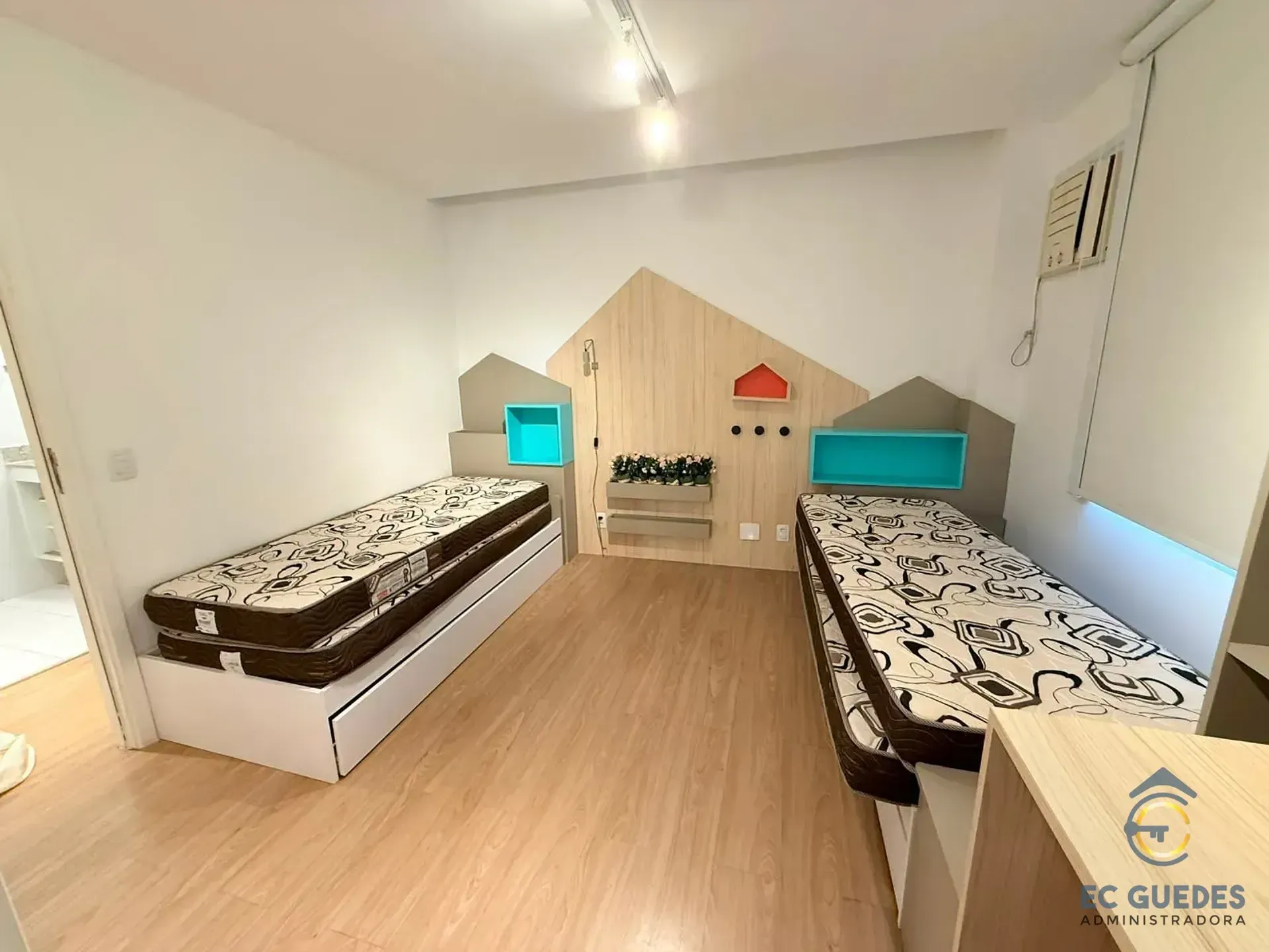 Furnished 3-bedroom apartment with glassed balcony — photo 43