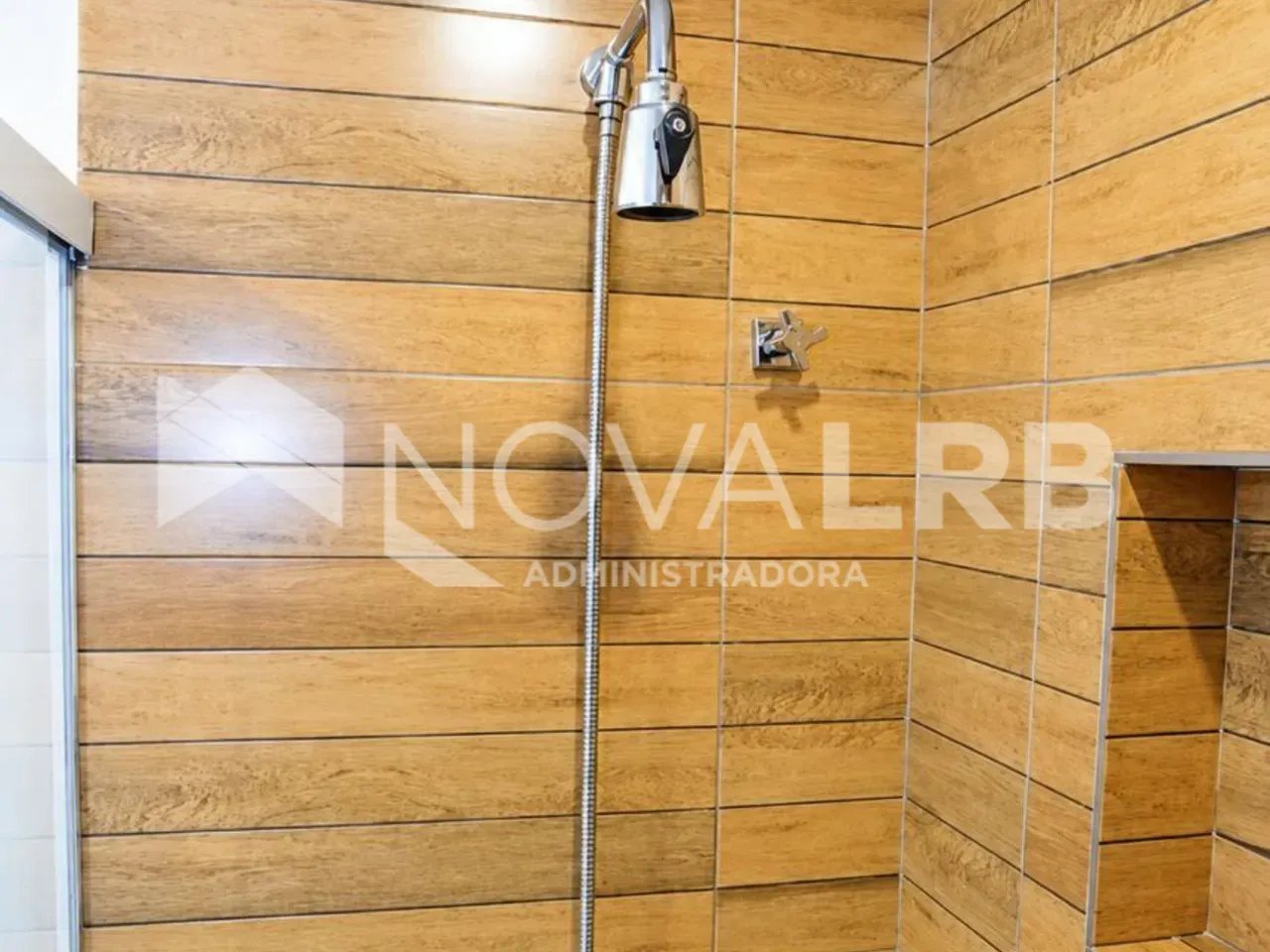 4-bedroom apartment with enclosed glass balcony — photo 50