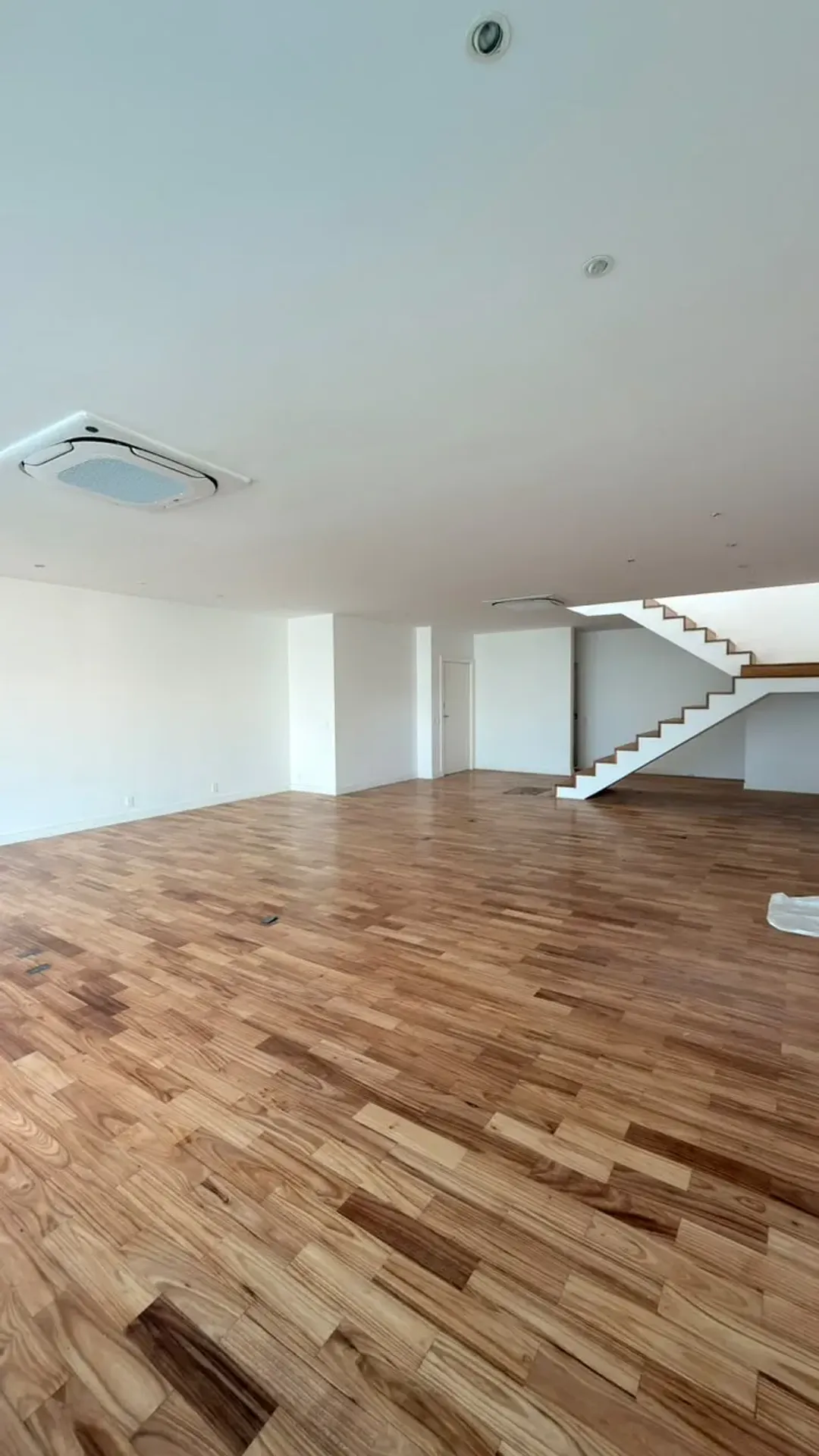 575 m² apartment with 5 en-suite bedrooms and glass balcony — photo 8