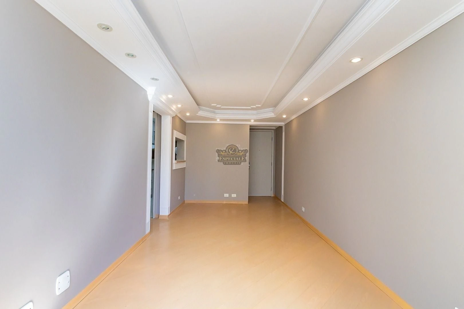 Wood or laminate floors in a 3-bedroom apartment, 86 m² — photo 4