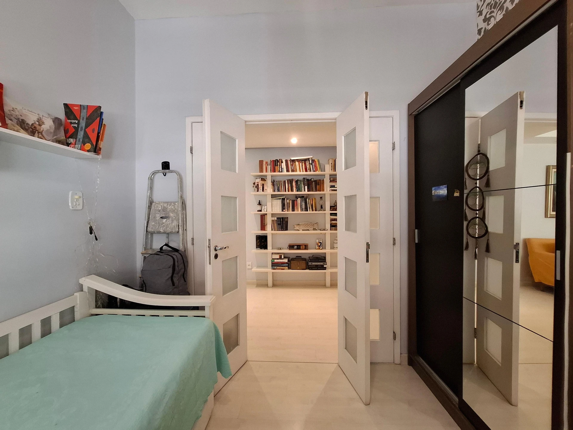 Furnished apartment, 100 m², with floor-to-ceiling windows — photo 2