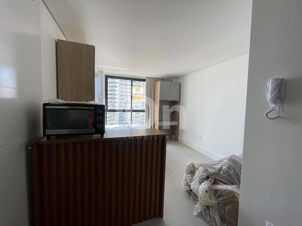 One-bedroom apartment with floor-to-ceiling windows — photo 10