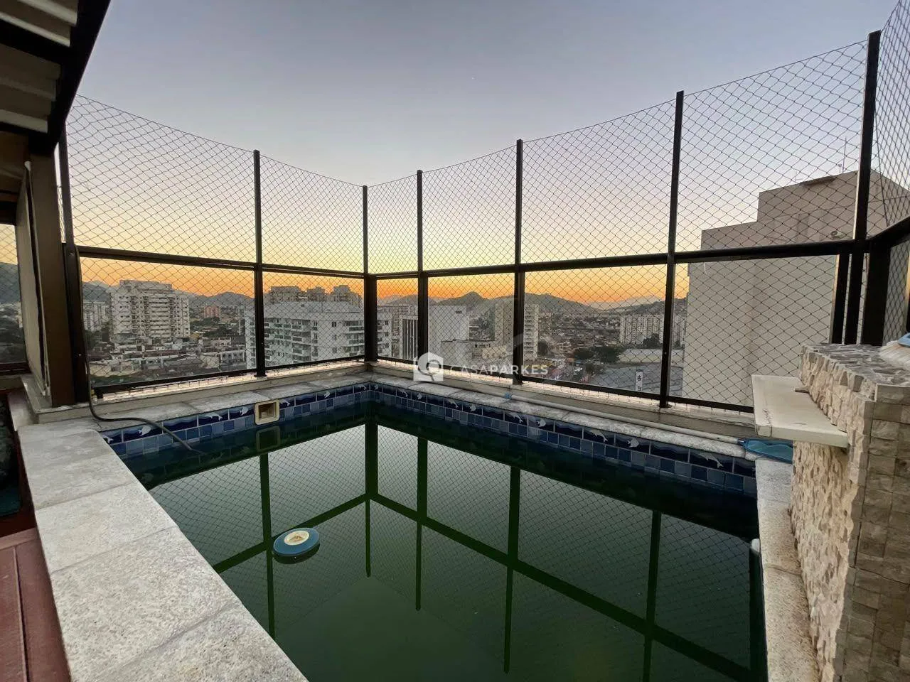 Balcony with a grill in a 3-bedroom apartment, 120 m² — photo 47