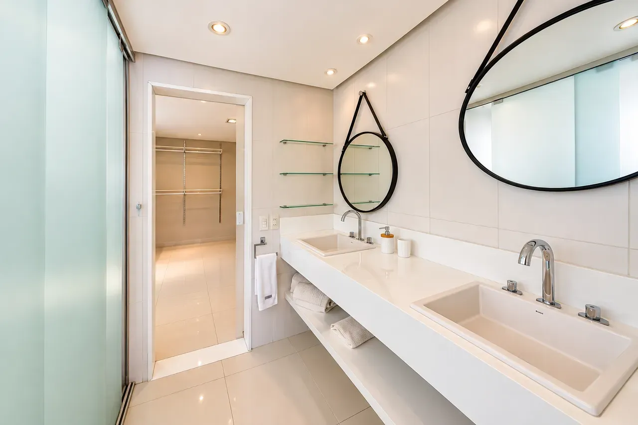 Furnished house, 1100 m², with a glass-enclosed balcony — photo 35