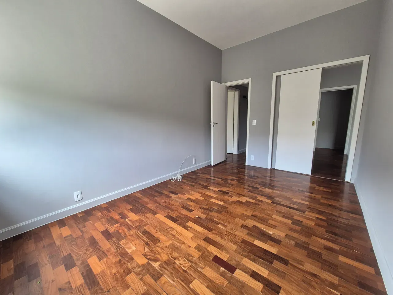 Unfurnished 4-bedroom apartment with a private garden — photo 4