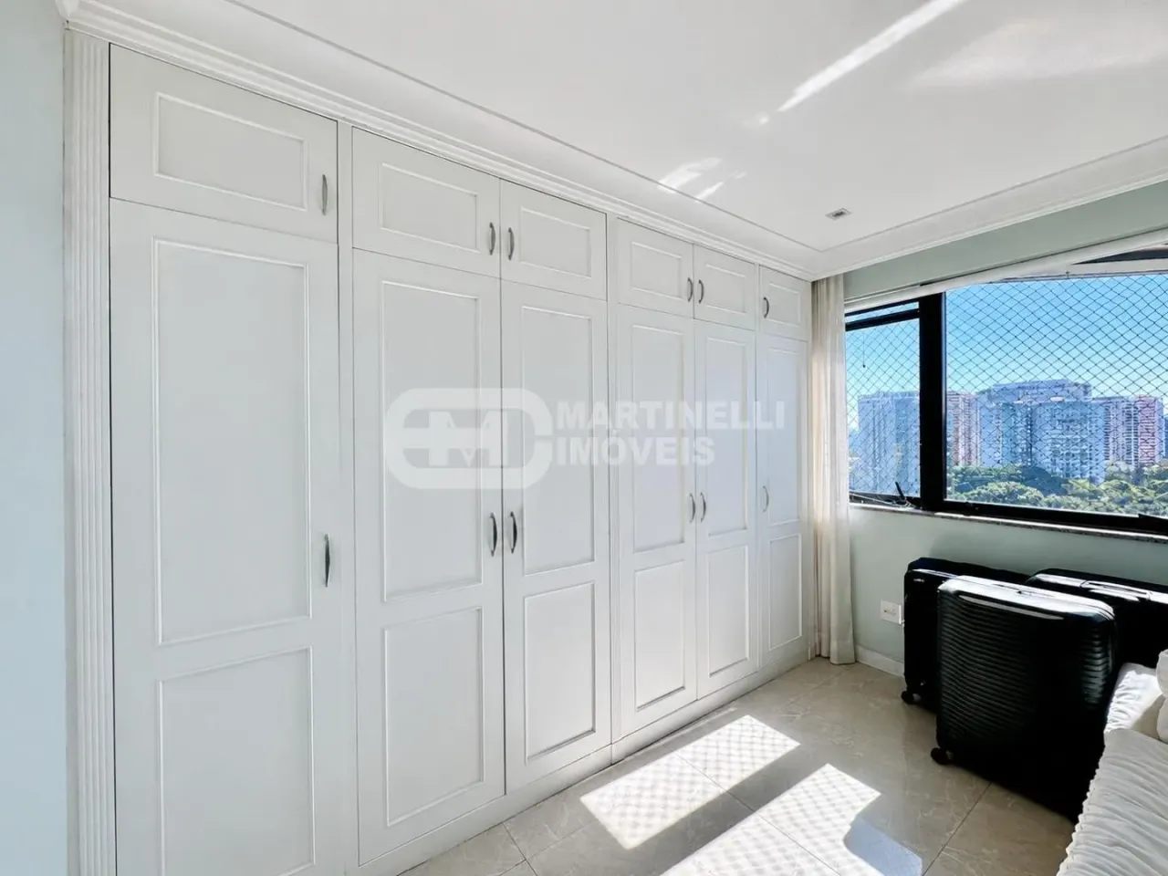 Furnished apartment with 4 bedrooms and open-plan kitchen — photo 4