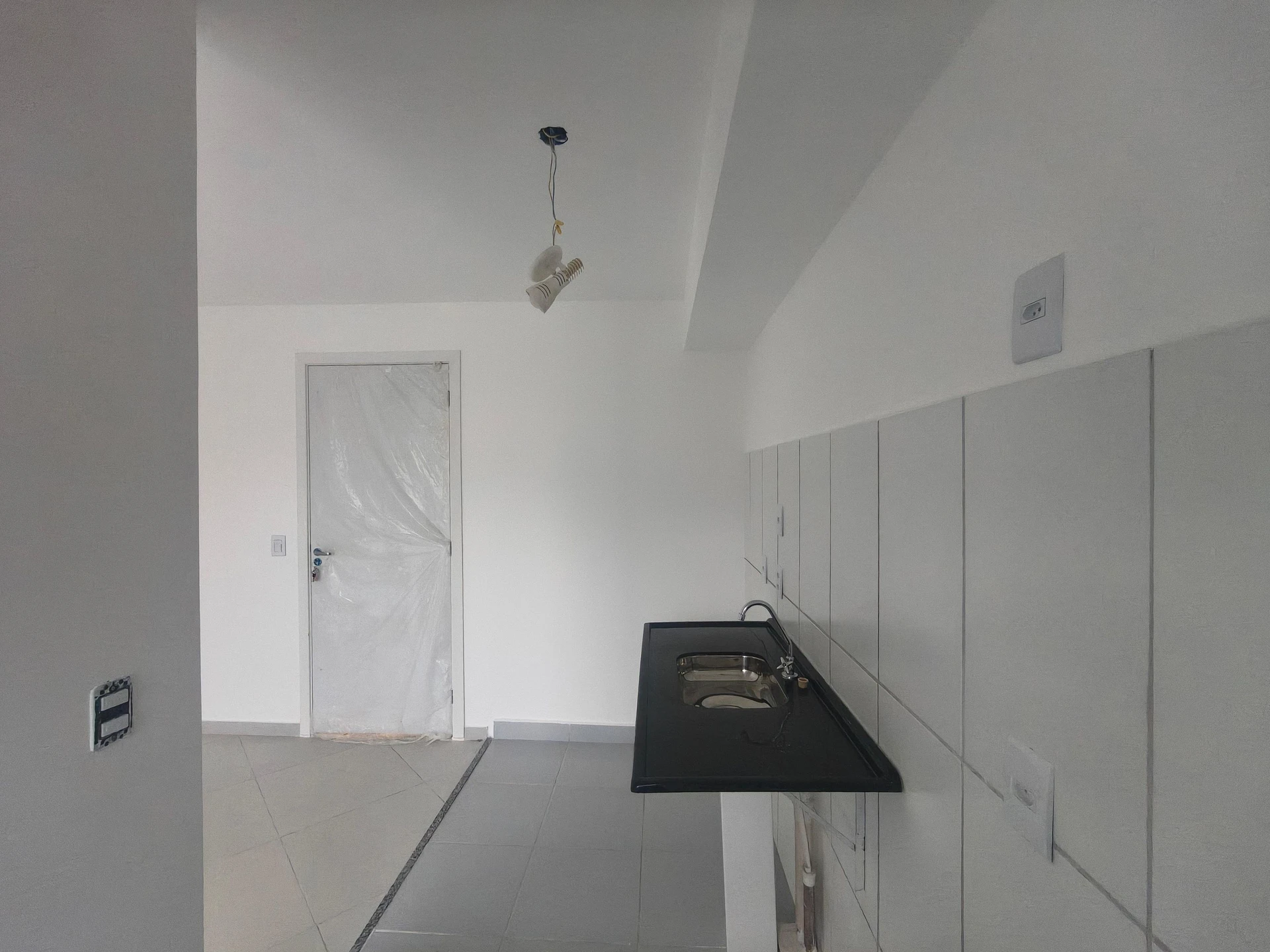 2-bedroom apartment with balcony and glass-enclosed shower — photo 19