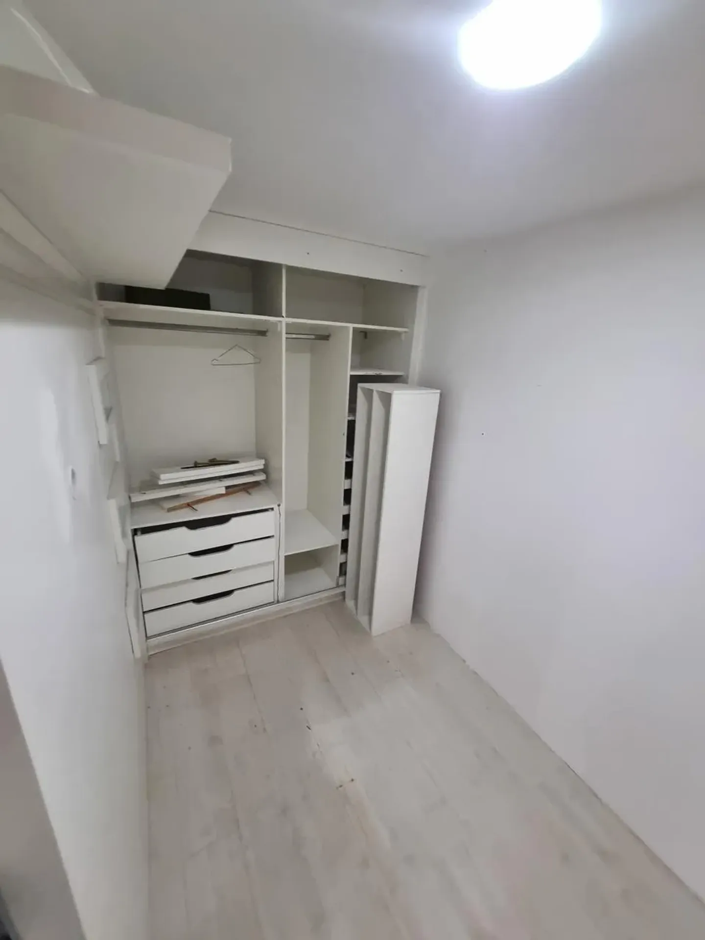 Walk-in closet in a 4-bedroom apartment, 110 m² — photo 14