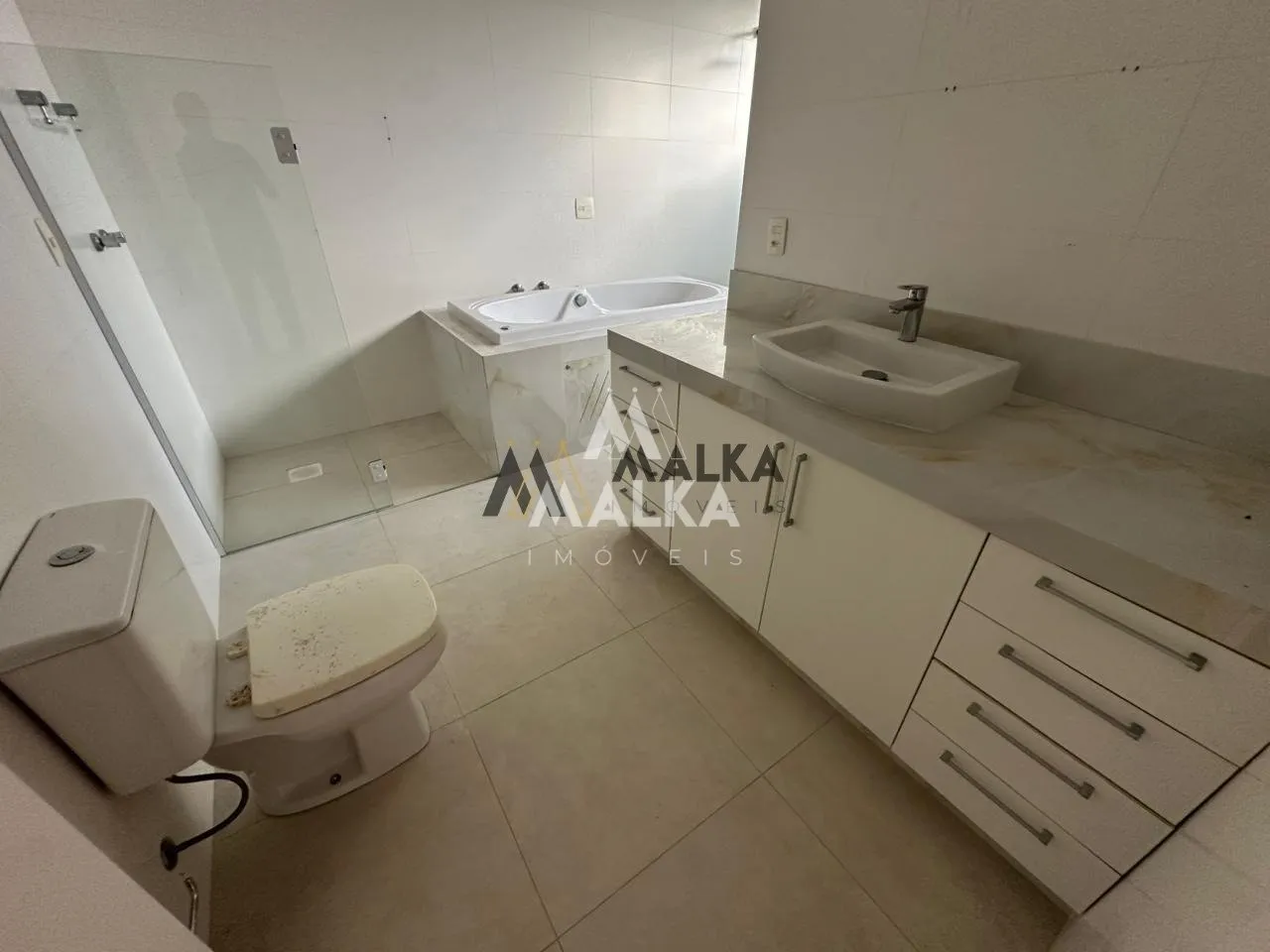 461 m² house with 3 en-suite bedrooms and private garden — photo 24