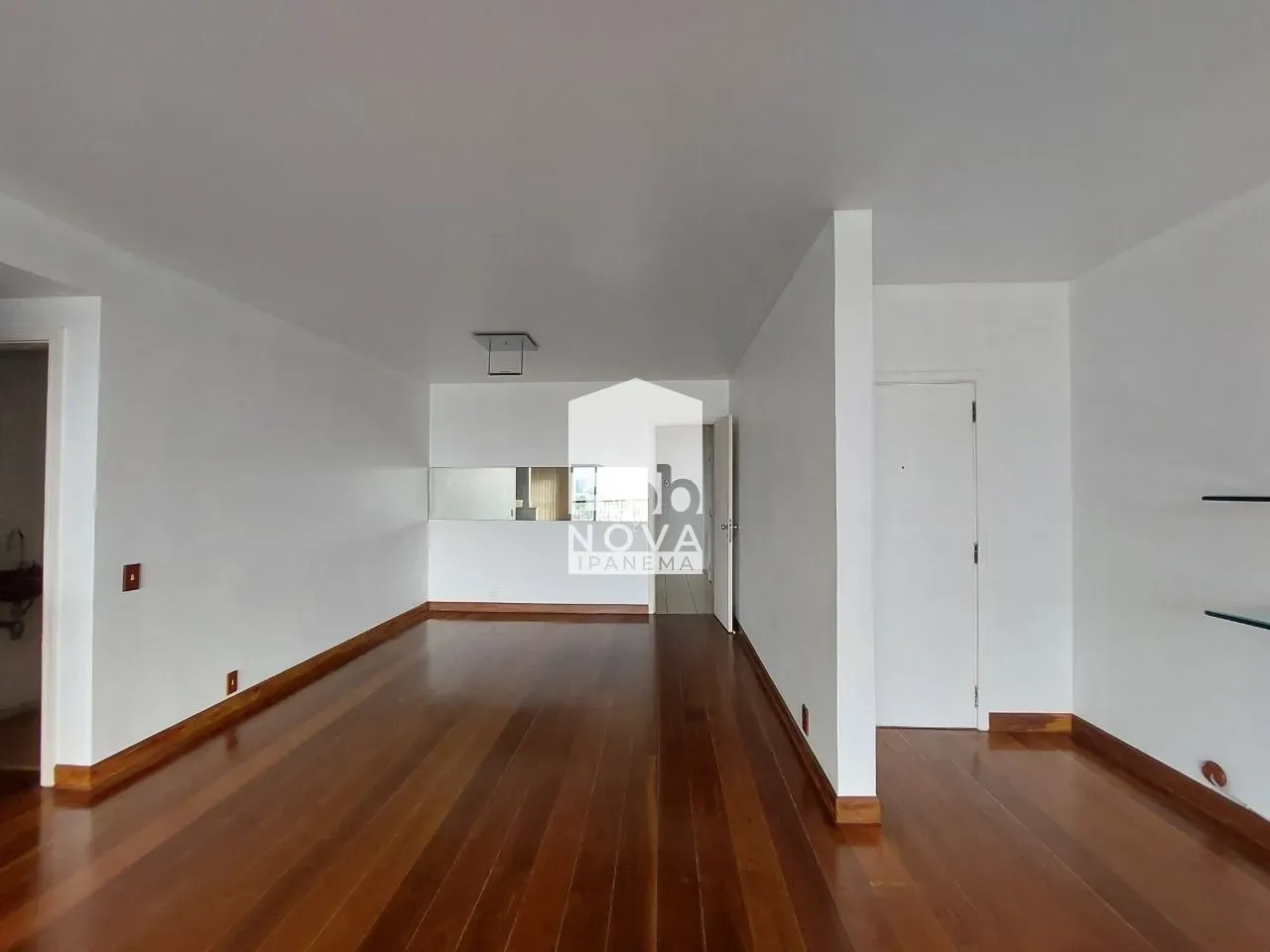 Unfurnished 161 m² apartment with a closed kitchen — photo 22