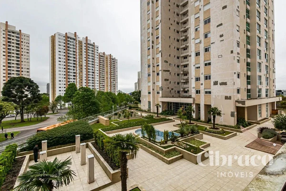 Balcony with a grill in a 4-bedroom apartment, 131 m² — photo 13