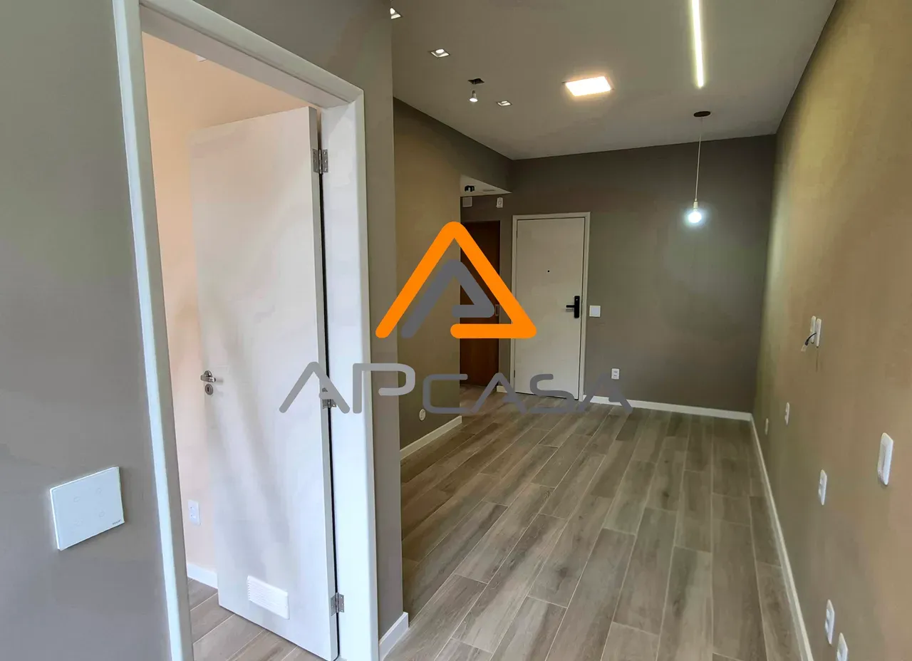 2-bedroom apartment with wood or laminate floors — photo 15