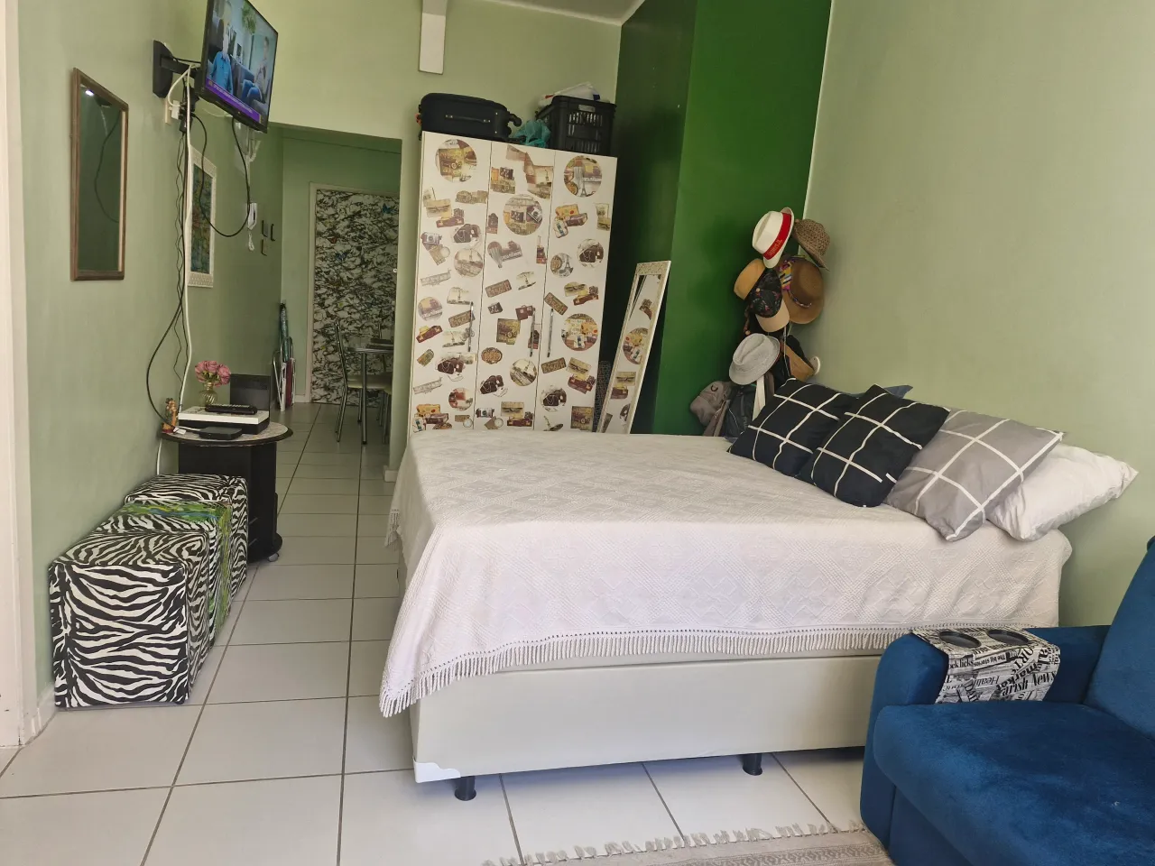 Furnished studio apartment with compact gas kitchenette — photo 11