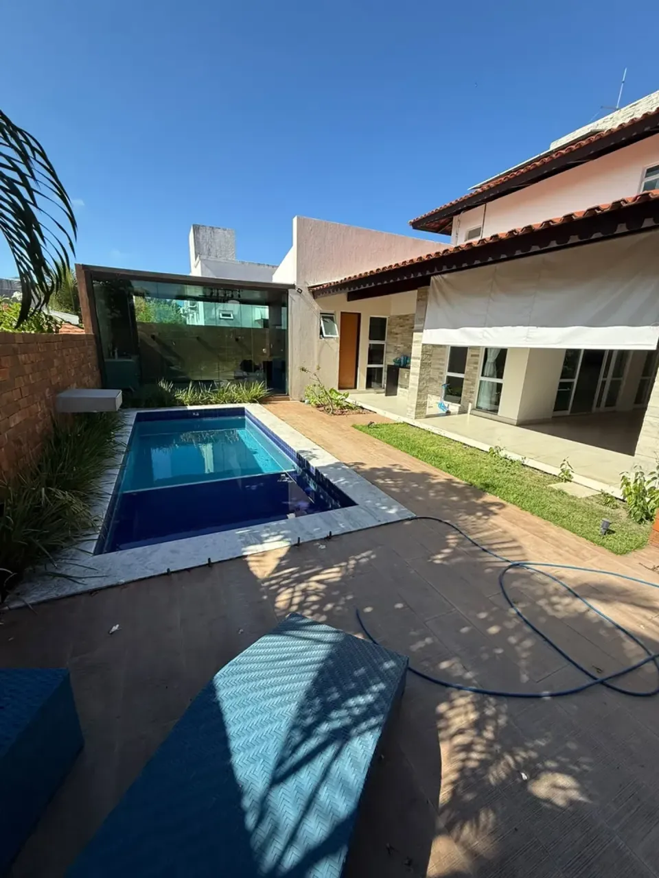 Floor-to-ceiling windows in a 5-bedroom house, 360 m² — photo 6