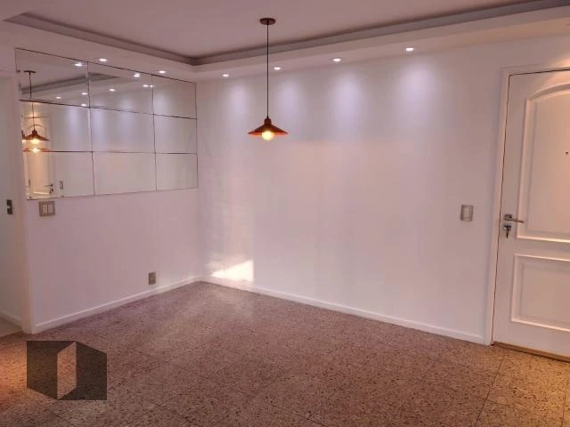 Glass-enclosed balcony in a 4-bedroom apartment, 143 m² — photo 9