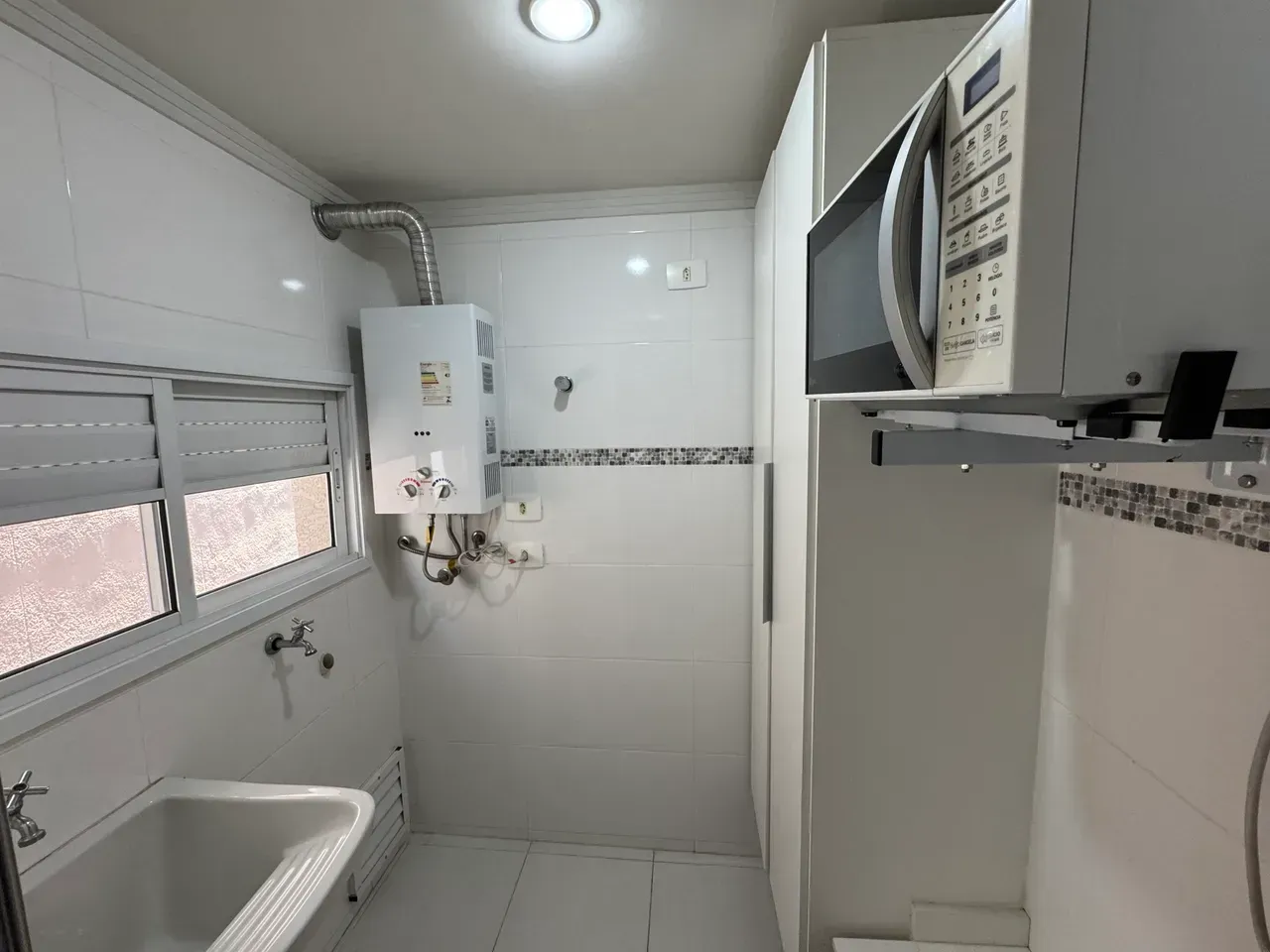 1-bedroom apartment with open kitchen and gas stove — photo 6